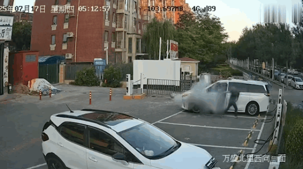 鼎冠策略资 岚图梦想家充电时冒烟 车主极限逃离：刚下车就爆燃