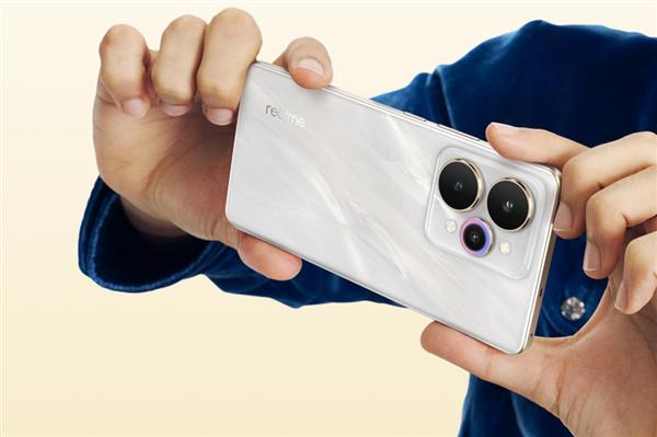 鑫配资 一图读懂真我15 Pro：同档最强夜拍神器 1999元起